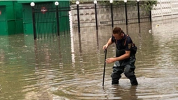 Води – до колін: у Луцьку затопило проспект Відродження (фото)