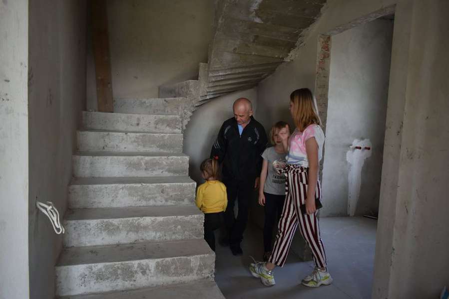 Багатодітній сім’ї, яка просила в Зеленського житло, подарували будинок у Боратині (фото)