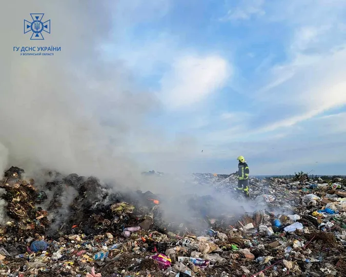 У Брищі під Луцьком загорілося міське сміттєзвалище (фото)