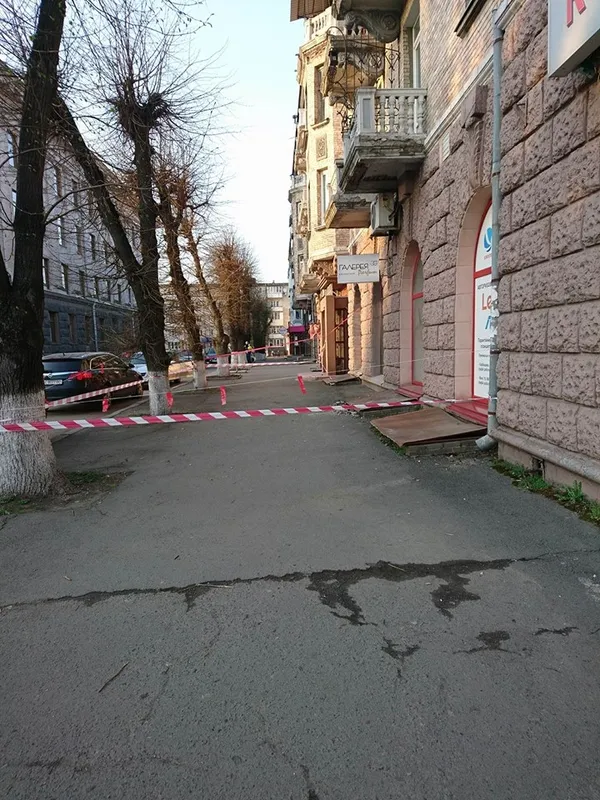 У центрі Луцька обвалюється балкон (фото) 