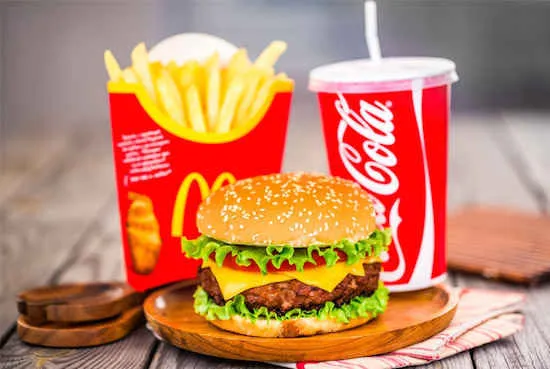Фуд-експеримент: чоловік схуд, харчуючись їжею з McDonald's (відео)