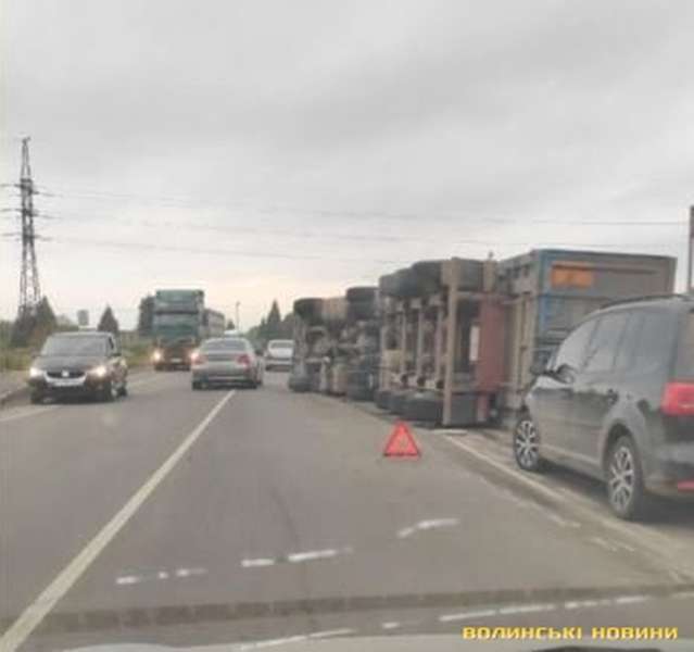 У Рованцях перекинулася вантажівка (фото)