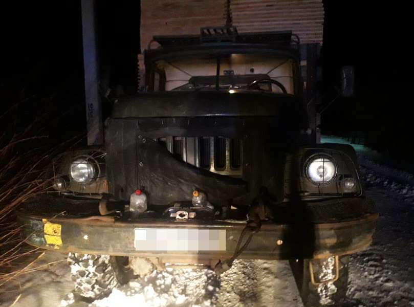На Волині зупинили дві вантажівки з деревиною: документи – «липові» (фото)