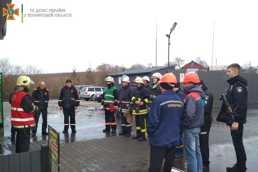 Евакуювали людей та автомобілі: на АЗС у Локачах працювали рятувальники (фото)