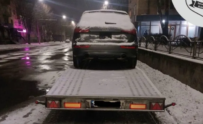 У Луцьку залишені на узбіччях авто заважають прибирати сніг (фото)