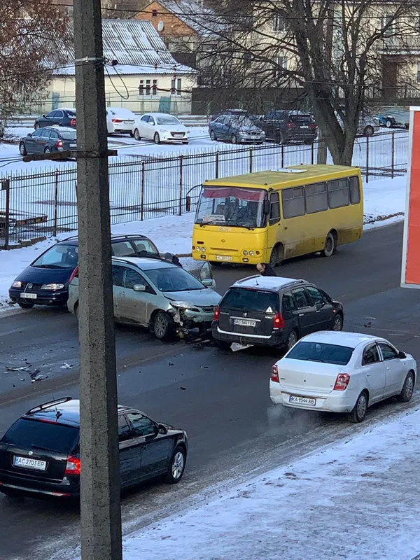 У Луцьку – подвійна ДТП на Львівській (фото, відео)