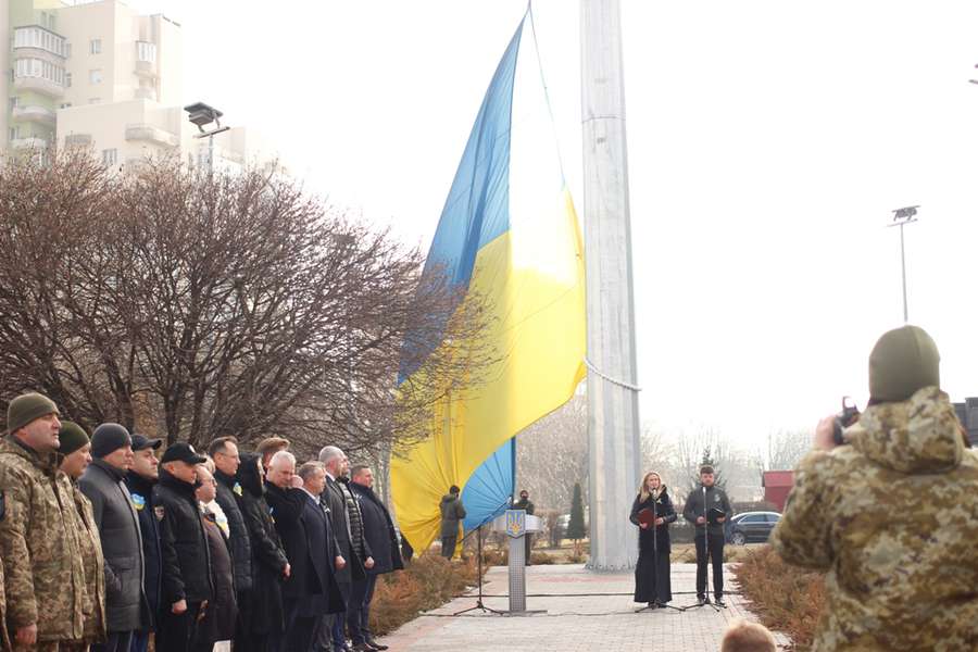 Прапори та сотні людей: як у Луцьку святкували День єднання (фото, відео)