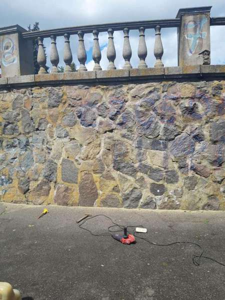 У Луцьку вандали понівечили споруду з натурального каменю