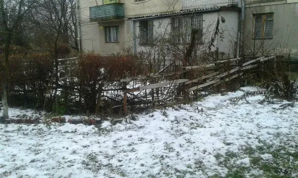 Муніципали демонтували у Луцьку «креативні» паркани з віконних рам(фото)