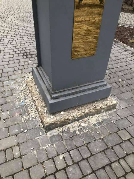У Луцьку руйнується бетонна основа під подарованим пам'ятником (фотофакт)