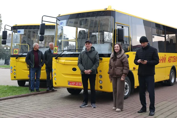 Чотири волинські громади отримали сучасні шкільні автобуси (фото)