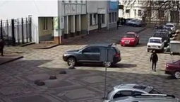 Біля Палацу культури в Луцьку авто знову зависло на обмежувачі (відео)