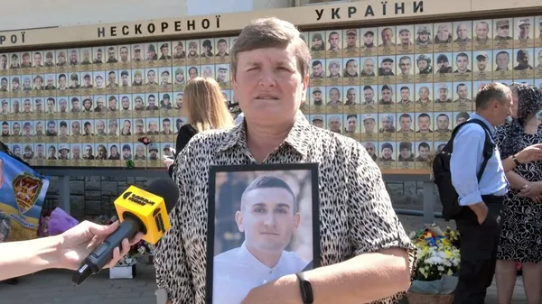 «Час не лікує»: у Луцьку вшанували полеглих захисників 40-метровим прапором пам’яті (фото)
