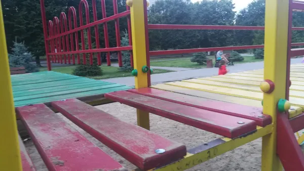 Застрягають діти: у Луцьку просять відремонтувати гірку (фото)