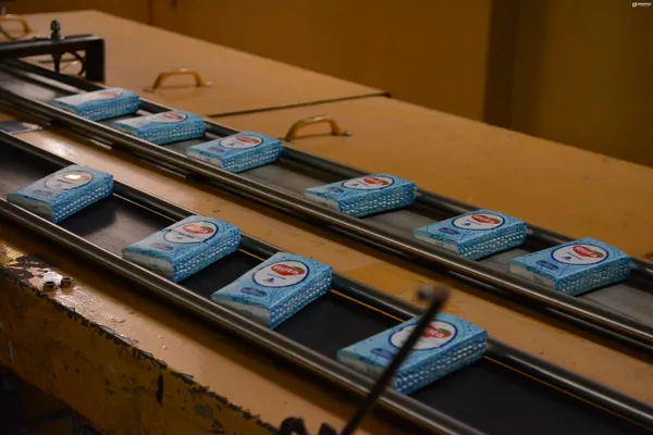 Носові хустинки їдуть конвеєром для пакування  