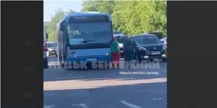 У Луцьку – ДТП на Молоді: автобус «підрізав» авто (відео)