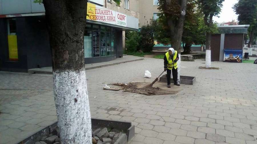 У Луцьку почали зносити незаконні споруди (фото) 