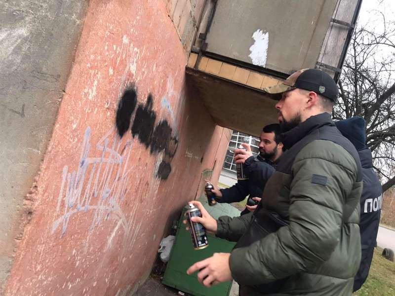 Ковельські поліцейські замальовували «наркотичні» графіті (фото)