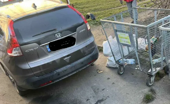 У Луцьку штрафували власників авто, залишених біля сміттєвих контейнерів (фото)
