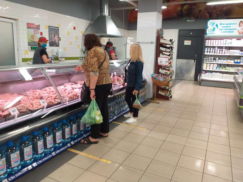 Супермаркети і карантин: куди в Луцьку пускають без маски