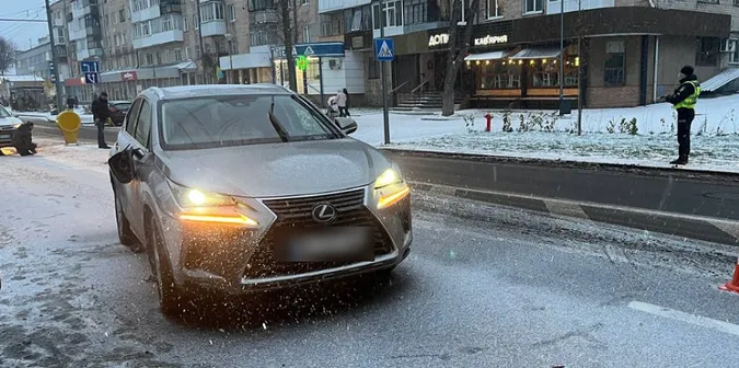 У центрі Луцька Lexus збив дитину на переході (фото)