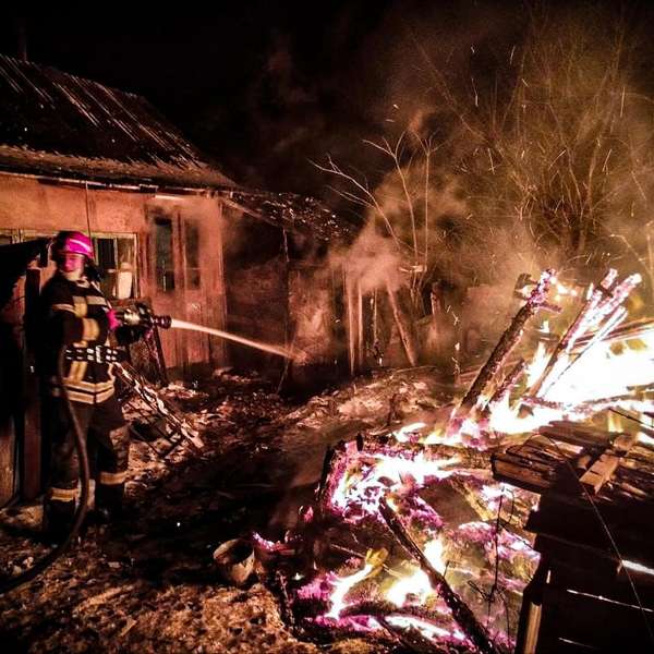 На Волині вночі згорів випадково підпалений сарай (фото)