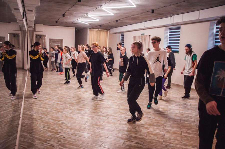 Де і за скільки вчаться у Луцьку танцювати дорослі (фото, відео)