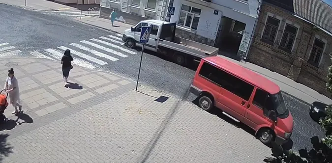 «Проти шерсті»: у Луцьку водій буса нахабно їздив тротуаром по вулиці з одностороннім рухом (відео)