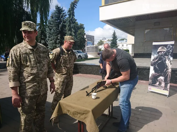 Автомобіль і автомати: в центрі Луцька військові показують озброєння (фото)