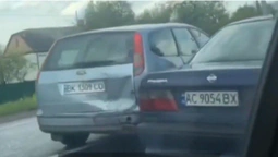 У Сирниках зіткнулися три автівки (відео)