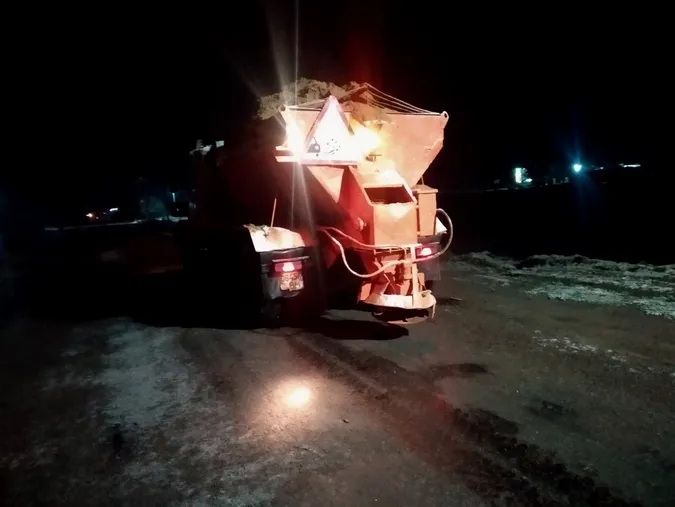 65 механізмів і стільки ж працівників: як на дорогах Волині боролися зі снігом (фото)