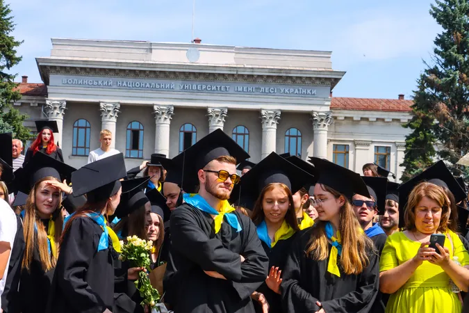 Спека, сльози і дипломи: у ВНУ – випускний (фото, відео)