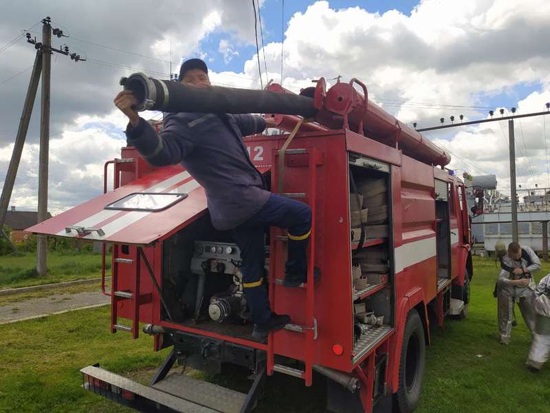 «Горів» трансформатор: волинські вогнеборці «гасили» пожежу на електропідстанції (фото)