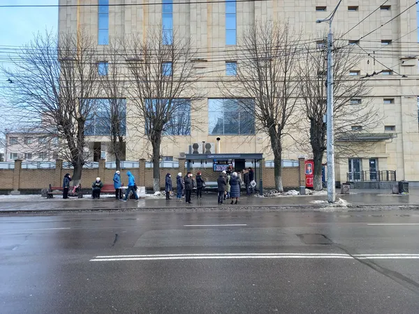 У центрі Луцька перевіряють, чи нова зупинка справді розумна (фото)