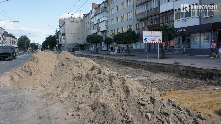 Встановлюють нові бордюри: що коїться на проспекті Волі у Луцьку (фото)
