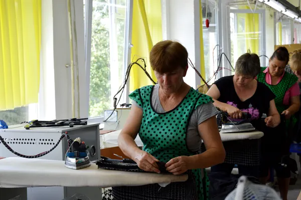 Як у Луцьку шиють оригінальний одяг River Island (фото)