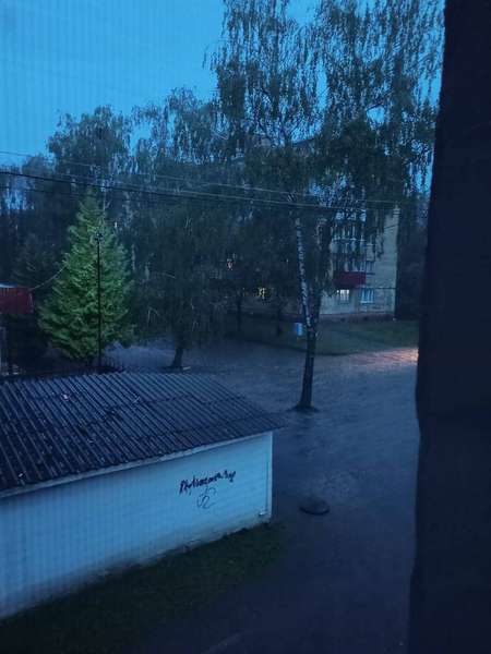Затоплені вулиці і дороги: у Луцьку з ночі не вщухає дощ (фото, відео)
