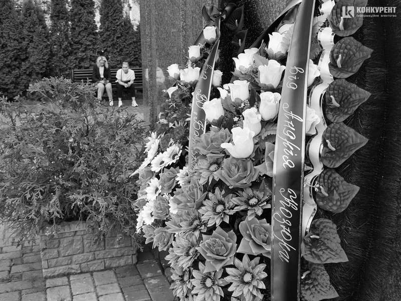 Сльози і квіти: у Луцьку прощаються з загиблим на війні екснардепом Сергієм Слабенком (фото)
