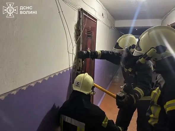 На Волині рятувальники визволили малюка із зачиненої квартири (фото)