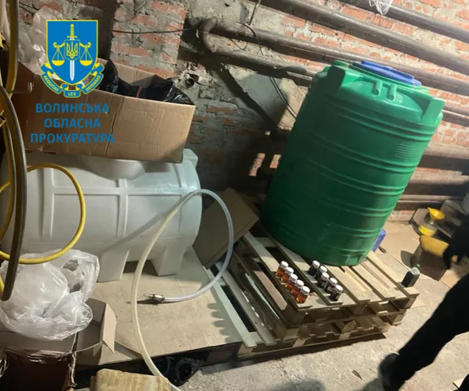 У Луцьку «накрили» підпільний цех із виробництва алкоголю (фото)