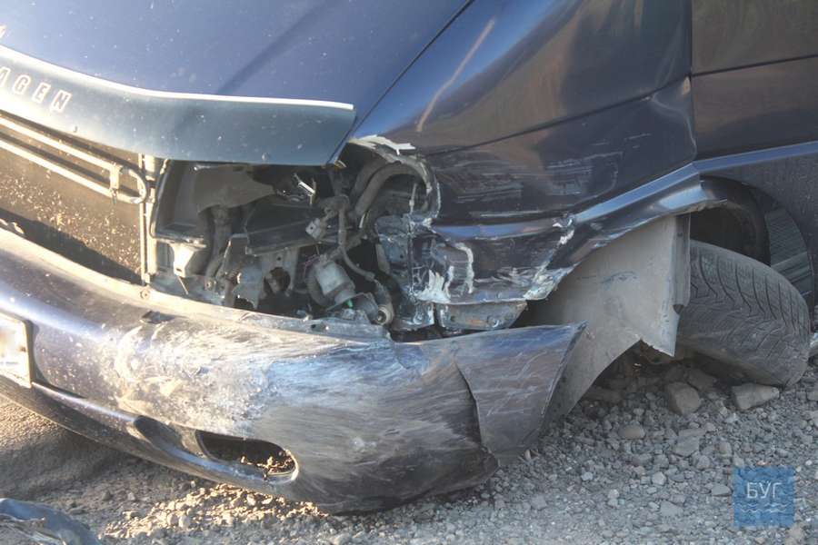 Розбитий ніс і потрощені авто: на Волині бус врізався у легковик (фото)
