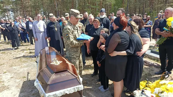 Сиротами залишилися три донечки: на Волині попрощалися з воїном Андрієм Григолою (фото)