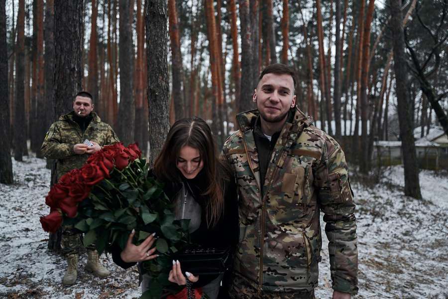 Зав'язали очі та вивезли в ліс: на Донеччині військовий освідчився коханій (фото)