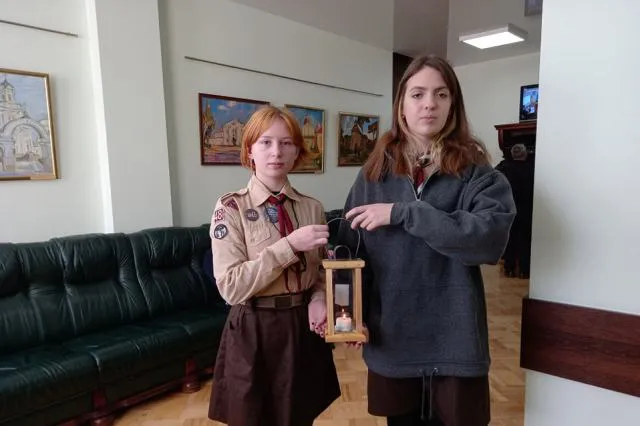 Пластуни принесли Вифлеємський вогонь у Луцьку міську раду (фото)