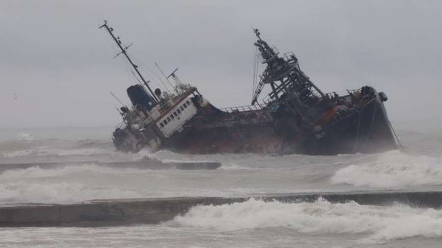 Біля Одеси перекинулося судно з нафтою, є загроза екологічної катастрофи