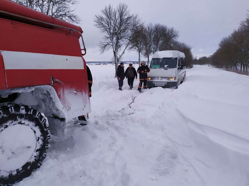 Вантажівка з деревиною, автобус і «швидка»: зі снігових заметів витягнули 14 автомобілів (фото)