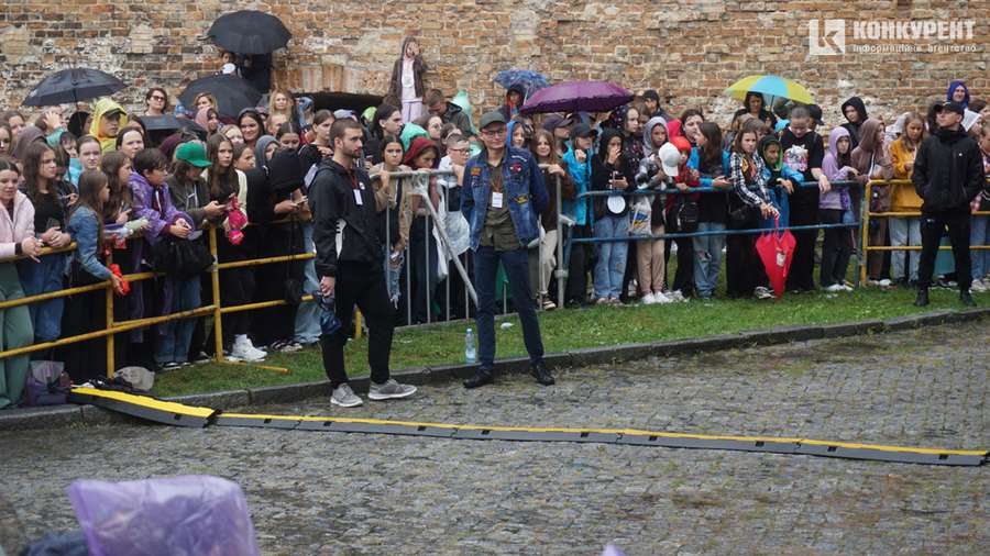 Мокрі і щасливі: у Луцькому замку – дитячий фестиваль під зливою (фото, відео)