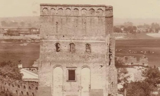 Якою була в'їздна вежа Луцького замку на початку минулого століття: ретрофото