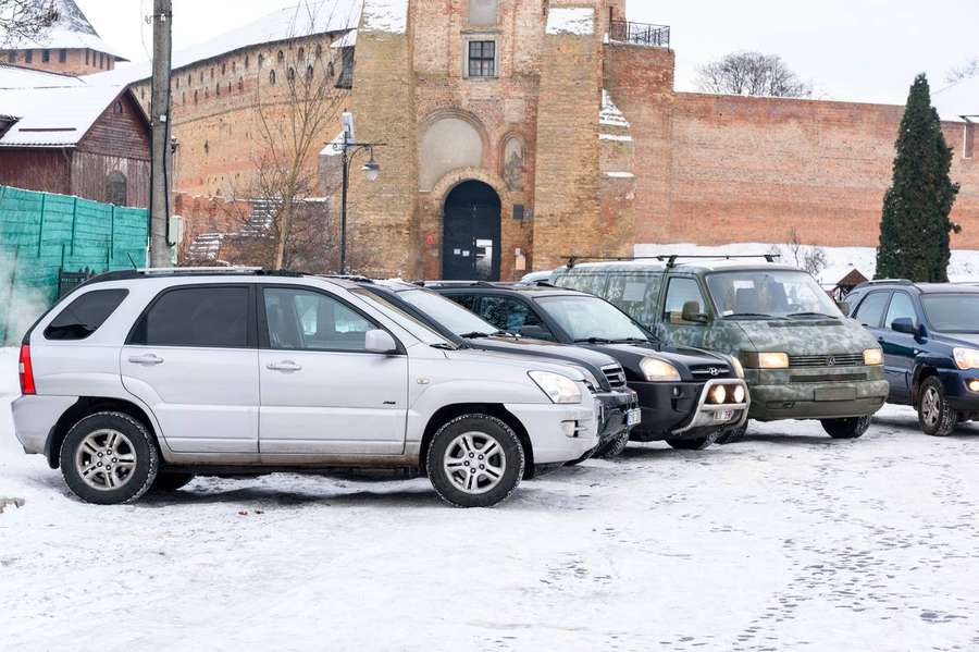 Лучани передали 10 автомобілів на потреби ЗСУ (фото)