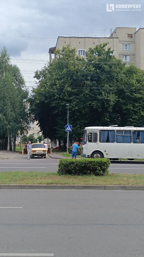 Не поділили дорогу: у Луцьку «москвич» підрізав сільську маршрутку (фото)